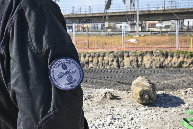 WWII bomb disposal operation in Paris causes travel chaos